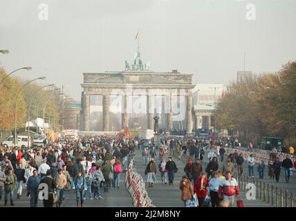 West-Berlin, Deutschland, 10 Tage nach Lockerung des Grenzübergangs durch die DDR-Regierung. Dies erlaubte den ostdeutschen Bürgern, nach West-Berlin und West-Deutschland zu reisen, aufgenommen am Sonntag, 19.. November 1989. Stockfoto