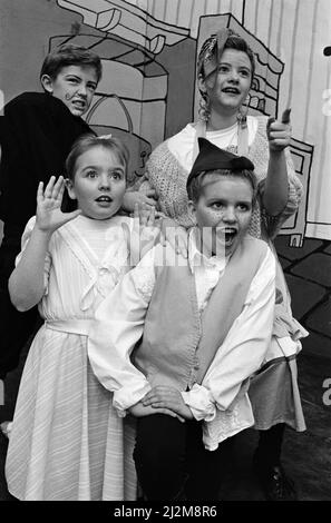 Schüler der St. Patricks Roman Catholic Primary School, Birkby, in einer Szene aus Up the Bean, ihre Schüler im letzten Jahr pantomime. Auf den Brettern stehen (von links) Christopher Biggin, Victoria Clegg, Roberta Laherty und Nina Lubelska. Trotz der Plage mit Kehlkopfentzündungen spielte der Darsteller pluckig weiter, und an jedem der vier Nächte der Show waren vollgepackte Häuser zu sehen. 31.. Januar 1991. Stockfoto