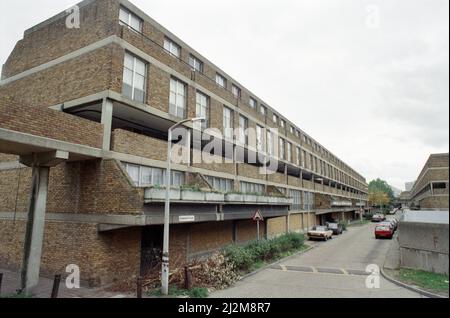 Allgemeine Ansichten des Southwyck House Housing Estate aka Barrier Block, auf dem Somerleyton Estate in Brixton, London. 31.. Oktober 1991. Stockfoto