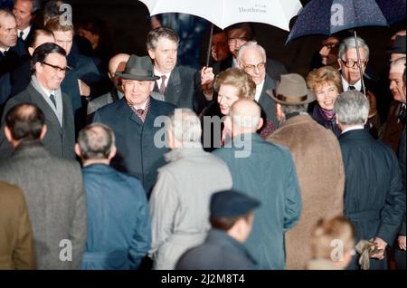 Margaret Thatcher trifft sich auf dem Flughafen Heathrow mit Michail Gorbatschow, Generalsekretär des Zentralkomitees der Kommunistischen Partei der Sowjetunion. 5.. April 1989. Stockfoto