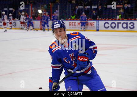 Sankt Petersburg, Russland. 02. April 2022. SKA Hockey Club Spieler, Andrei Kuzmenko (No.96) in Aktion gesehen während der Kontinental Hockey League, Gagarin Cup, KHL 2021/22 zwischen SKA Sankt Petersburg und CSKA Moskau im Ice Sports Palace. (Endergebnis; SKA Saint Petersburg 1:3 CSKA Moscow) Credit: SOPA Images Limited/Alamy Live News Stockfoto