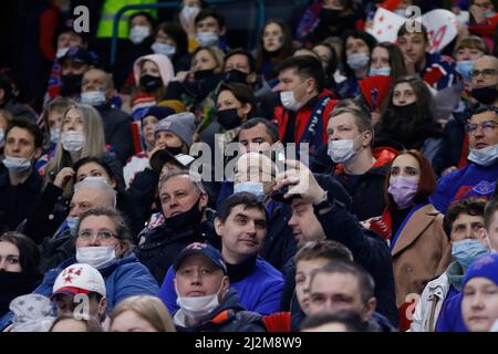 Sankt Petersburg, Russland. 02. April 2022. Fans gesehen während der Kontinental Hockey League, Gagarin Cup, KHL 2021/22 zwischen SKA Sankt Petersburg und CSKA Moskau im Ice Sports Palace. (Endergebnis; SKA Saint Petersburg 1:3 CSKA Moscow) Credit: SOPA Images Limited/Alamy Live News Stockfoto