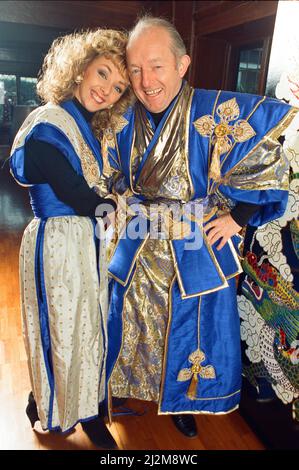 Zauberer Paul Daniels und seine Frau Debbie McGee im Bild zu Hause. 13.. Dezember 1991. Stockfoto