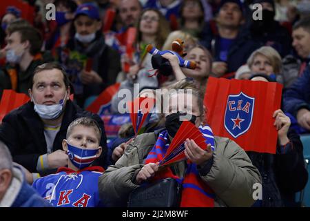 Sankt Petersburg, Russland. 02. April 2022. Fans gesehen während der Kontinental Hockey League, Gagarin Cup, KHL 2021/22 zwischen SKA Sankt Petersburg und CSKA Moskau im Ice Sports Palace. (Endergebnis; SKA Saint Petersburg 1:3 CSKA Moscow) Credit: SOPA Images Limited/Alamy Live News Stockfoto