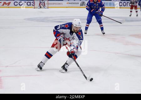 Sankt Petersburg, Russland. 02. April 2022. CSKA Hockey Club Spieler, Konstantin Okulov (No.71) in Aktion gesehen während der Kontinental Hockey League, Gagarin Cup, KHL 2021/22 zwischen SKA Sankt Petersburg und CSKA Moskau im Ice Sports Palace. (Endergebnis; SKA Saint Petersburg 1:3 CSKA Moscow) Credit: SOPA Images Limited/Alamy Live News Stockfoto