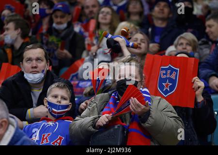 Sankt Petersburg, Russland. 02. April 2022. Fans gesehen während der Kontinental Hockey League, Gagarin Cup, KHL 2021/22 zwischen SKA Sankt Petersburg und CSKA Moskau im Ice Sports Palace. (Endergebnis; SKA Saint Petersburg 1:3 CSKA Moscow) (Foto: Maksim Konstantinov/SOPA Image/Sipa USA) Quelle: SIPA USA/Alamy Live News Stockfoto