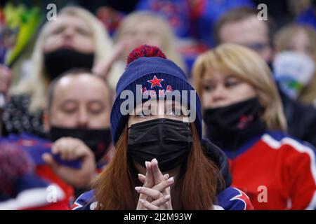 Sankt Petersburg, Russland. 02. April 2022. Ein fingergekreuzter Fan, der während der Kontinental Hockey League, Gagarin Cup, KHL 2021/22 zwischen SKA Sankt Petersburg und CSKA Moskau im Eissportschloss gesehen wurde.(Final Score; SKA Sankt Petersburg 1:3 CSKA Moskau) (Foto von Maksim Konstantinov/SOPA Image/Sipa USA) Credit: SIPA USA/Alamy Live News Stockfoto