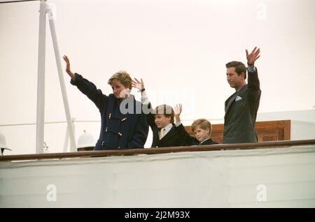 HRH die Prinzessin von Wales, Prinzessin Diana, HRH der Prinz von Wales, Prinz Charles, Prinz William und Prinz Harry Welle Abschied von Toronto von der Royal Yacht Britannia, als sie Kanada nach ihrer einwöchigen Tour verlassen. Bild aufgenommen am 28.. Oktober 1991 Stockfoto