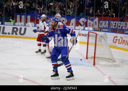 Sankt Petersburg, Russland. 02. April 2022. Der Spieler des CSKA Hockey Club, Leo Komarov (No.74) wurde während der Kontinental Hockey League, des Gagarin Cup, des KHL 2021/22 zwischen SKA Sankt Petersburg und CSKA Moskau im Eissportschalast in Aktion gesehen. (Endergebnis; SKA Saint Petersburg 1:3 CSKA Moscow) (Foto: Maksim Konstantinov/SOPA Image/Sipa USA) Quelle: SIPA USA/Alamy Live News Stockfoto