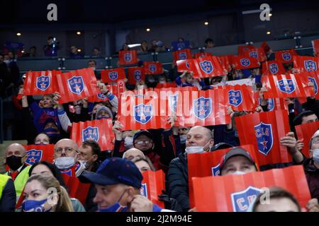 Sankt Petersburg, Russland. 02. April 2022. Fans gesehen während der Kontinental Hockey League, Gagarin Cup, KHL 2021/22 zwischen SKA Sankt Petersburg und CSKA Moskau im Ice Sports Palace. (Endergebnis; SKA Saint Petersburg 1:3 CSKA Moscow) (Foto: Maksim Konstantinov/SOPA Image/Sipa USA) Quelle: SIPA USA/Alamy Live News Stockfoto