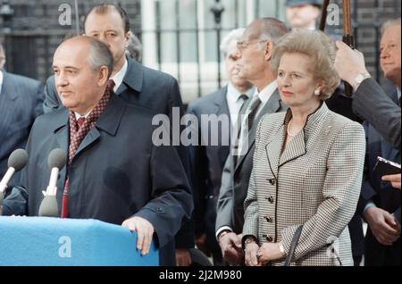 Die britische Premierministerin Margaret Thatcher und andere hören sich die Rede des sowjetischen Führers Michail Gorbatschow während einer Pressekonferenz vor der Downing Street 10 nach der letzten Gesprächsrunde der beiden Führer an. 6.. April 1989. Stockfoto