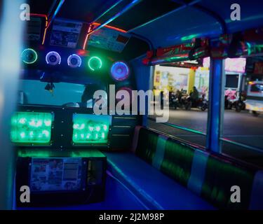 Nehmen wir diese Party mit auf die Straße. Aufnahme eines leeren Partybusses in der Nacht. Stockfoto