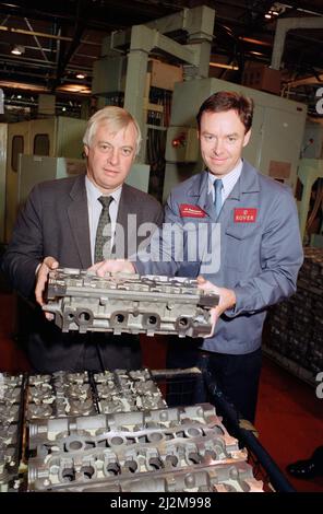 Der Umweltminister Chris Patten besucht das Rover Werk in Longbridge, Birmingham. Hier ist er mit dem Werksleiter, Herrn Ian Robertson, abgebildet. 1.. Oktober 1990. Stockfoto