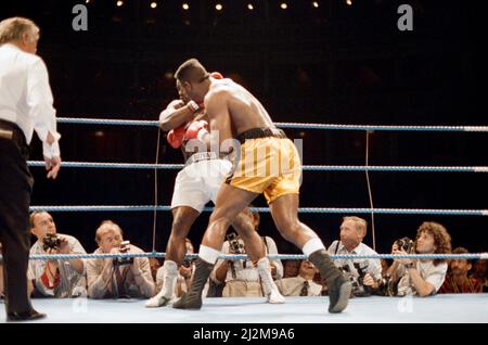 Professionelles Debüt für den Super Heavyweight Olympic Gold Medallist Lennox Lewis 1988.Lewis stoppte Al Malcolm in Runde zwei und siegte seinen ersten Pro-Kampf. 27.. Juni 1989 Stockfoto