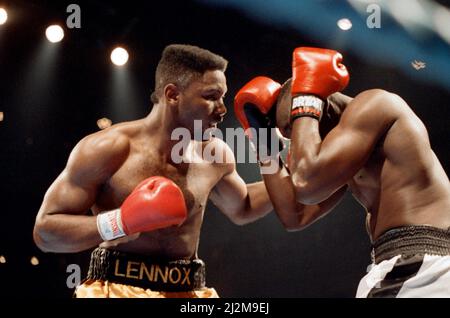 Professionelles Debüt für den Super Heavyweight Olympic Gold Medallist Lennox Lewis 1988.Lewis stoppte Al Malcolm in Runde zwei und siegte seinen ersten Pro-Kampf. 27.. Juni 1989 Stockfoto