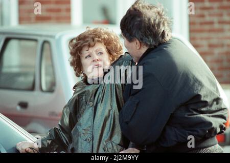 Die Darsteller von „Coronation Street“, die Szenen zum Tod von Alan Bradley in Blackpool drehen. Barbara Knox und Mark Eden. 30.. Oktober 1989. Stockfoto