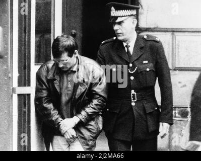 Das Feuer auf der Maisonette in West Granton Crescent, Edinburgh (20.. Mai 1991) tötete Großmutter May McGregor und ihre Enkel Karen, fünf, und Kirsty Lawrie, vier. Unser Bild zeigt ... Angeklagten Derek Montgomery verlässt Mordprozess, High Court, Edinburgh, 15.. Oktober 1991. Tragischerweise hätten die beiden kleinen Mädchen in dieser Nacht überhaupt nicht bei ihrer Oma sein sollen. Aber ihre Mutter, Frau Beryl Lawrie, eine Hilfskräfte, hatte sich bereit erklärt, wegen Personalmangel in einem Altersheim eine zusätzliche Schicht zu arbeiten. Alex Birrell wurde lebenslang mit der Empfehlung eingesperrt, dass er mindestens 15 Jahre lang dafür dienen sollte Stockfoto