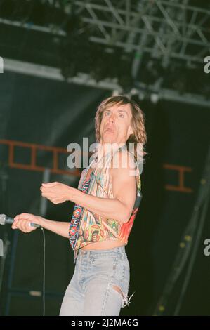 Iggy Pop (US-Sängerin) tritt am Freitag, 23.. August 1991, beim Reading Rock Festival, Little John's Farm, Reading, England, auf. Iggys Geburtsname ist James Newell Osterberg, Jr. Iggys Set-Liste für die Show umfasste Down On The Street, My Baby Wants To Rock & Roll, Raw Power, Gimme Danger, Loose, T.V. Auge, Dreck, Liebesknochen, Fünf Fuß 1, China Girl, Lust for Life, Candy Foto aufgenommen am 23.. August 1991 Stockfoto