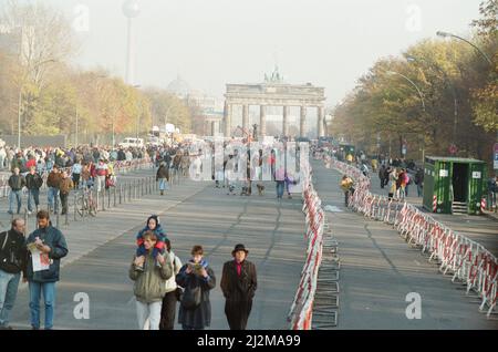 West-Berlin, Deutschland, 10 Tage nach Lockerung des Grenzübergangs durch die DDR-Regierung. Dies ermöglichte es den ostdeutschen Bürgern, in West-Berlin und West-Deutschland zu überqueren, Aufnahmen vom 19.. November 1989. Stockfoto