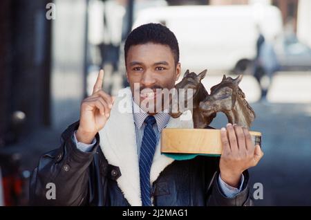 Michael Watson, MBE, ist ein britischer ehemaliger Boxer, der von 1984 bis 1991 an einem Wettstreit teilnahm. Von 1989 bis 1991 hatte er den Titel des Commonwealth-Titels mit einer Zwischenacht und forderte zwischen 1990 und 1991 dreimal einen Welttitel.(Bild) Watson mit Plakette. 20.. März 1989 Stockfoto