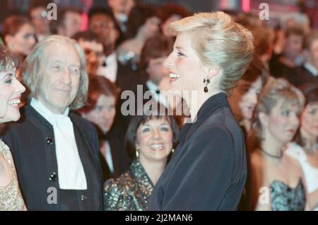 Ihre Königliche Hoheit Prinzessin Diana, die Prinzessin von Wales, nimmt an den Laurence Olivier Awards im Dominion Theatre in London Teil. Bild aufgenommen am 29.. Januar 1989 Stockfoto