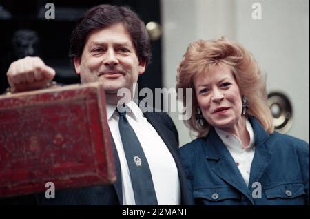 Budget Day bei No 11 Downing Street. Der Schatzkanzler, Nigel Lawson, mit seiner Frau Therese und dem berühmten Budgetfall. 14.. März 1989. Stockfoto