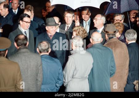 Margaret Thatcher trifft sich auf dem Flughafen Heathrow mit Michail Gorbatschow, Generalsekretär des Zentralkomitees der Kommunistischen Partei der Sowjetunion. 5.. April 1989. Stockfoto