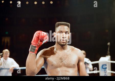 Professionelles Debüt für den Super Heavyweight Olympic Gold Medallist Lennox Lewis 1988.Lewis stoppte Al Malcolm in Runde zwei und siegte seinen ersten Pro-Kampf. (Bild) Lewis feiert seinen Sieg. 27.. Juni 1989 Stockfoto