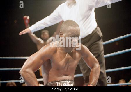 Professionelles Debüt für den Super Heavyweight Olympic Gold Medallist Lennox Lewis 1988.Lewis stoppte Al Malcolm in Runde zwei und siegte seinen ersten Pro-Kampf. (Bild) Malcolm wird ausgezählt. 27.. Juni 1989 Stockfoto