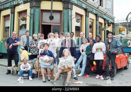 Die Besetzung von EastEnders am Set. Auf dem Bild sind Mike Reid, June Brown, John Altman, Letitia Dean, Peter Dean, Daniella Westbrook, Ross Kemp, Steve McFadden, Gretchen Franklin, Adam Woodyatt, Bill Treacher, Todd Carty, Wendy Richard. 28.. Juni 1991. Stockfoto