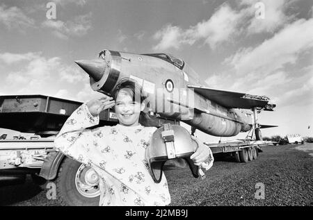 Der achtjährige Cheryl James posiert neben einem T55 Lightning-Kampfflugzeug, der letzten Ankunft im Midland Air Museum am Coventry Airport, Baginton. Der ehemalige Jet der Royal Saudi Air Force wurde unter Polizeieskorte vom Flugplatz von British Aerospace in Warton, Lancashire, transportiert. 14.. Januar 1989. Stockfoto