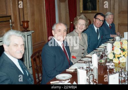 Der sowjetische Staatschef Michail Gorbatschow in der Downing Street Nr. 10 mit Premierminister Margaret Thatcher. 6.. April 1989. Stockfoto