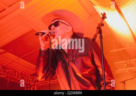 Sänger Rob Spragg aka Larry Love von der britischen Acid Country Band Alabama 3, bekannt als A3 in den USA, tritt live auf der Bühne im Engine Rooms Southampton auf. Stockfoto