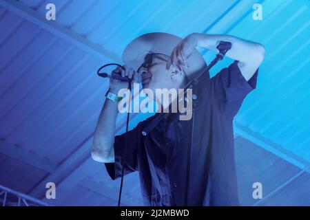 Sänger Rob Spragg aka Larry Love von der britischen Acid Country Band Alabama 3, bekannt als A3 in den USA, tritt live auf der Bühne im Engine Rooms Southampton auf. Stockfoto