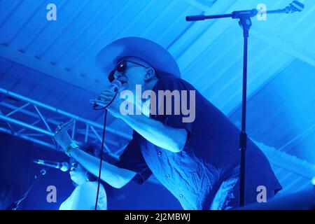 Sänger Rob Spragg aka Larry Love von der britischen Acid Country Band Alabama 3, bekannt als A3 in den USA, tritt live auf der Bühne im Engine Rooms Southampton auf. Stockfoto