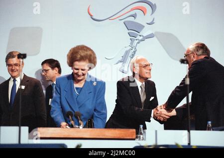 Die Konferenz Der Konservativen Partei, Blackpool. Kenneth Baker und Premierministerin Margaret Thatcher zusammen mit ihrem Mann Denis.14.. Oktober 1989. Stockfoto