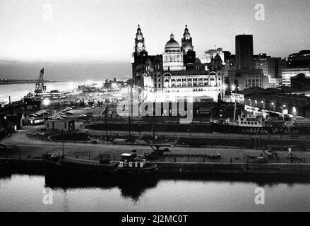 Queen Elizabeth 2, Ozeandampfer, gebaut für die Cunard Line, die von Cunard sowohl als transatlantischer Linienschiff als auch als Kreuzschiff von 1969 bis 2008 betrieben wurde. Im Bild fällt die Dämmerung auf den Pierhead, während sich die Menschenmassen ansammeln, um zu sehen, wie die QE2 nach einem Besuch in Liverpool, Merseyside, abreisen. 24.. Juli 1990. Stockfoto