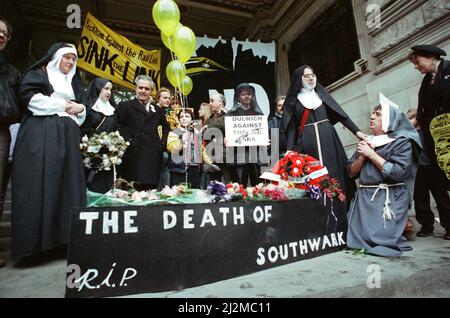 Der Komiker und Schauspieler Terry Jones nimmt an einem Eisenbahntunnel-Protest vor der Waterloo Station, London, Teil. 4.. März 1989. Stockfoto