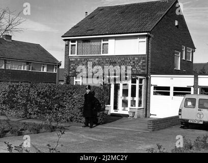 Ein Polizeibeamter bewacht das Haus von Jack Royal in Laburnum Grove, Sunniside. Jack Royal, 58, wurde ermordet, nachdem er durch eine Glasscheibe geschossen wurde, als er vor die Haustür antwortete. Herr Royal wurde vor zwei Jahren des Mordes freigesprochen. 20.. März 1990. Stockfoto