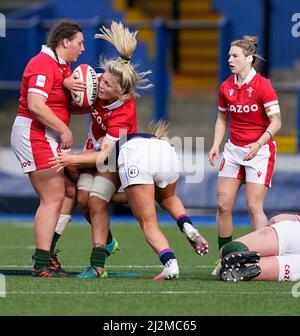 Cardiff, Wales, Großbritannien. 02. April 2022. Alex Callender (Wales) wird während der TikTok Womens Six Nations im Cardiff Arms Park Cardiff United Kingdom am 02 2022. April angegangen.Quelle: Graham Glendinning / GlennSports/Alamy Live News Stockfoto