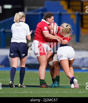 Cardiff, Wales, Großbritannien. 02. April 2022. Alex Callender (Wales) wird während der TikTok Womens Six Nations im Cardiff Arms Park Cardiff United Kingdom am 02 2022. April angegangen.Quelle: Graham Glendinning / GlennSports/Alamy Live News Stockfoto