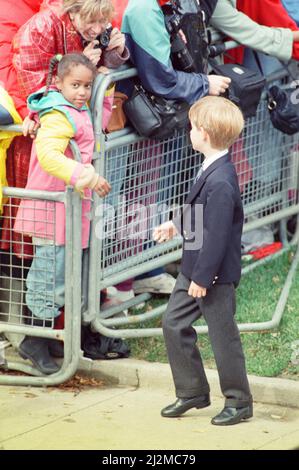 Ihre Königliche Hoheit, Prinzessin Diana, mit ihren Söhnen William und Harry auf einem Rundgang nach dem Gottesdienst in der St. James Cathedral in Toronto, Kanada. Das Bild zeigt Prinz Harry, der mit einer jungen Dame spricht, die die königliche Familie gesehen hat. Bild aufgenommen am 27.. Oktober 27, 1991 Stockfoto