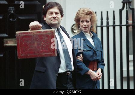 Budget Day bei No 11 Downing Street. Der Schatzkanzler, Nigel Lawson, mit seiner Frau Therese und dem berühmten Budgetfall. 14.. März 1989. Stockfoto