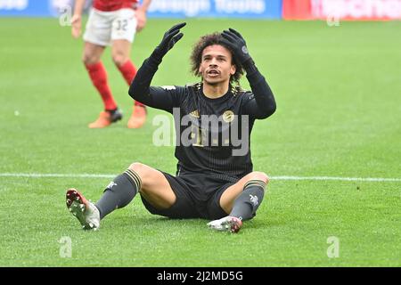 Freiburg, Deutschland. 02. April 2022. Leroy SANE (FC Bayern München) vor Ort, Enttäuschung, frustriert, enttäuscht, frustriert, Dejected, Aktion, Einzelaktion, Einzelbild, Ausschnitt, Ganzkörperschuss, Fußball-Vollfigur 1. Bundesliga-Saison 2021/2022, Spieltag 28., matchday28. SC Freiburg - FC Bayern München 1-4 am 2.. April 2022, Europa Park Stadion. Kredit: dpa/Alamy Live Nachrichten Stockfoto