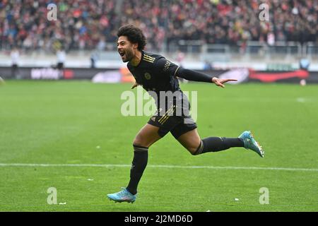 Freiburg, Deutschland. 02. Apr, 2022. Goaljubel Serge GNABRY (FC Bayern München) nach Tor zu 2-1, Jubel, Freude, Begeisterung, Aktion, Einzelaktion, Einzelbild, Ausschnitt, Ganzkörperaufnahme, Ganzkörperfußball 1. Bundesliga-Saison 2021/2022, Spieltag 28., matchday28. SC Freiburg - FC Bayern München 1-4 am 2.. April 2022, Europa Park Stadion. Kredit: dpa/Alamy Live Nachrichten Stockfoto