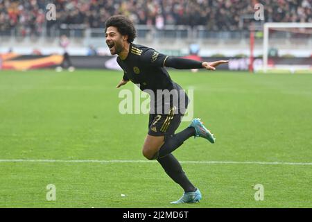 Freiburg, Deutschland. 02. Apr, 2022. Goaljubel Serge GNABRY (FC Bayern München) nach Tor zu 2-1, Jubel, Freude, Begeisterung, Aktion, Einzelaktion, Einzelbild, Ausschnitt, Ganzkörperaufnahme, Ganzkörperfußball 1. Bundesliga-Saison 2021/2022, Spieltag 28., matchday28. SC Freiburg - FC Bayern München 1-4 am 2.. April 2022, Europa Park Stadion. Kredit: dpa/Alamy Live Nachrichten Stockfoto