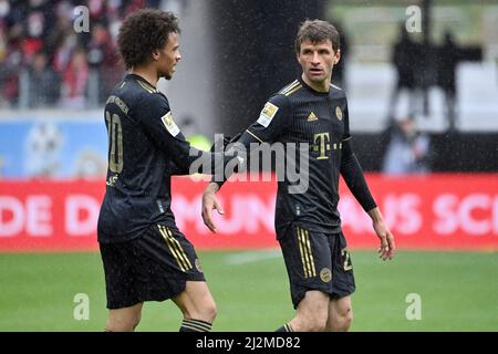 Freiburg, Deutschland. 02. Apr, 2022. v. re:Thomas MÜLLER (FC Bayern München) mit Leroy SANE (FC Bayern München), Action. Fußball 1. Bundesliga-Saison 2021/2022, 28.Spieltag, matchday28. SC Freiburg - FC Bayern München 1-4 am 2.. April 2022, Europa Park Stadion. Kredit: dpa/Alamy Live Nachrichten Stockfoto