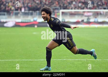 Freiburg, Deutschland. 02. Apr, 2022. Goaljubel Serge GNABRY (FC Bayern München) nach Tor zu 2-1, Jubel, Freude, Begeisterung, Aktion, Einzelaktion, Einzelbild, Ausschnitt, Ganzkörperaufnahme, Ganzkörperfußball 1. Bundesliga-Saison 2021/2022, Spieltag 28., matchday28. SC Freiburg - FC Bayern München 1-4 am 2.. April 2022, Europa Park Stadion. Kredit: dpa/Alamy Live Nachrichten Stockfoto