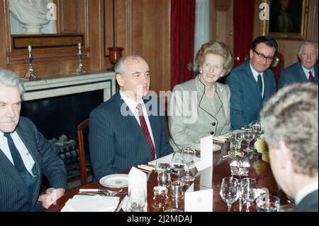 Der sowjetische Staatschef Michail Gorbatschow in der Downing Street Nr. 10 mit Premierminister Margaret Thatcher. 6.. April 1989. Stockfoto