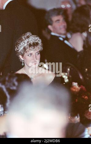 Prinzessin Diana, Prinzessin von Wales, nimmt während ihres offiziellen Besuches in Kanada an einem Galadiner im Royal York Hotel in Toronto Teil. Bild aufgenommen am 27.. Oktober 1991 Stockfoto